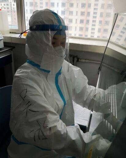 「」核酸检测员怎样工作?穿三级防护,开空调仍汗流浃背